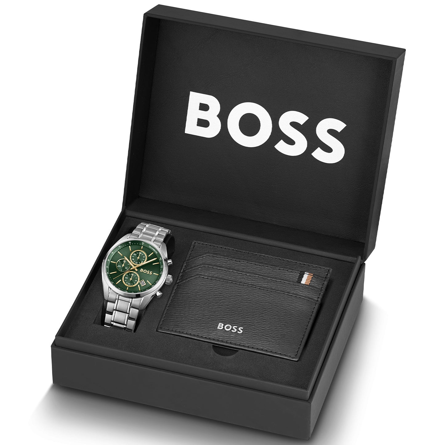 BOSS Herrenuhr mit grünem Zifferblatt und silbernem Metallarmband neben schwarzem Kartenetui im Etui.