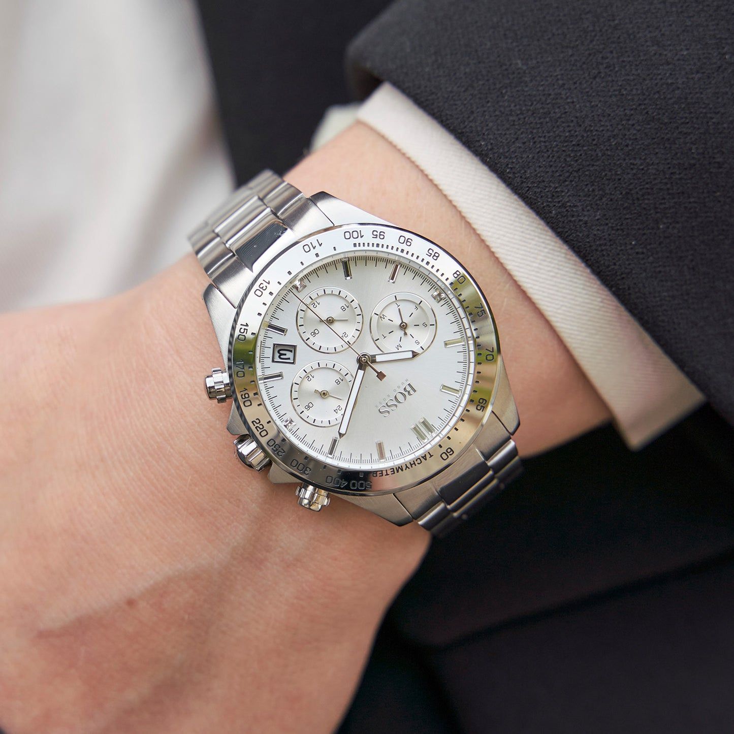 Edelstahl-Armbanduhr mit Chronographenzifferblatt und silbernem Band am Handgelenk