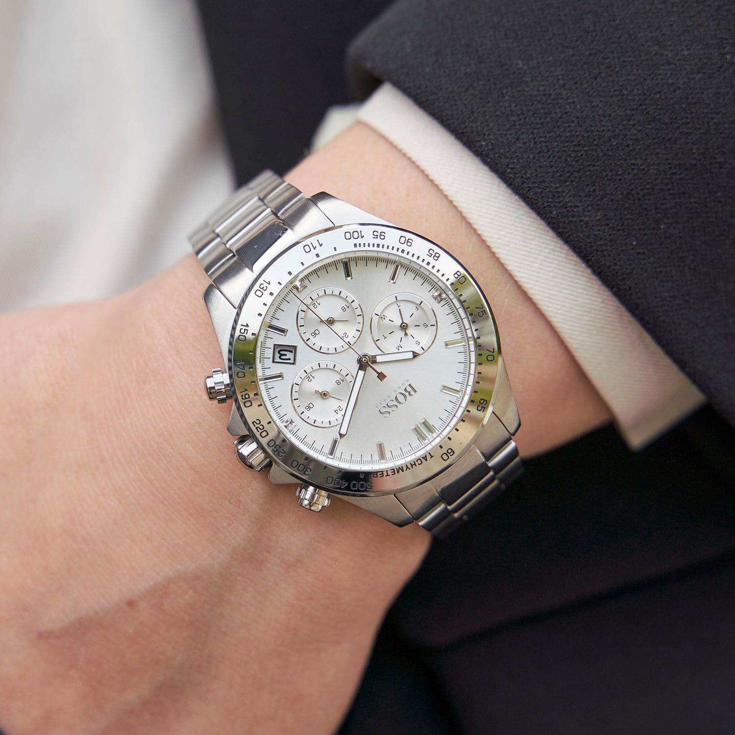 Edelstahl-Armbanduhr mit Chronographenzifferblatt und silbernem Band am Handgelenk