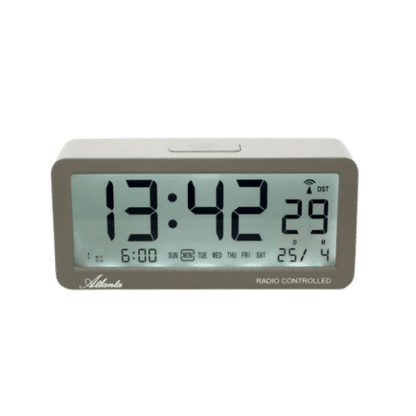 Funkwecker in Grau mit Digitalzeit 13:42 und DST-Anzeige
