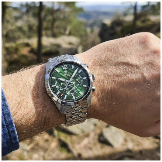 Chronograf męski Festina: zegarek z zieloną tarczą i metalową bransoletą na nadgarstku