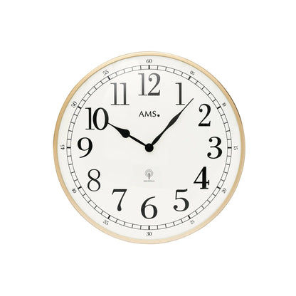 Wanduhr mit rundem Messingrahmen, weißem Ziffernblatt und schwarzen Uhrzeigern