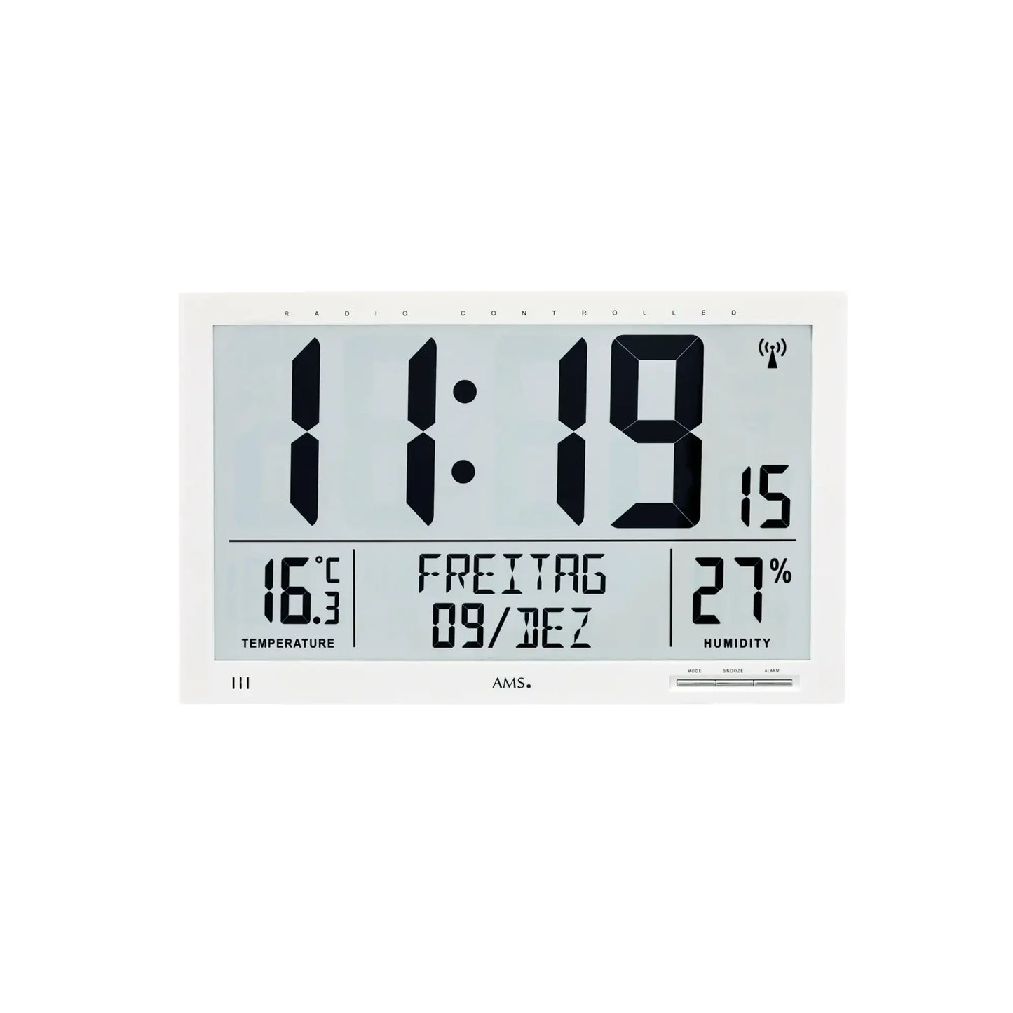 Weiße digitale Wanduhr mit großen Ziffern, Temperatur- und Feuchtigkeitsanzeige.