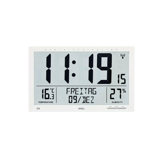 Weiße digitale Wanduhr mit großen Ziffern, Temperatur- und Feuchtigkeitsanzeige.