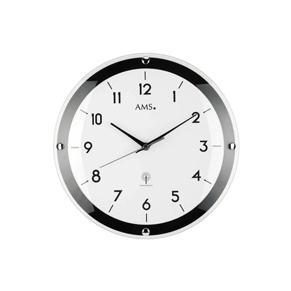 Wanduhr frontal mit schwarzem Ring, weißem Zifferblatt und runden Stundenmarkierungen