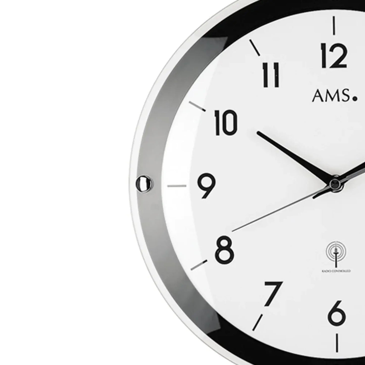 Wanduhr mit schwarzem Rahmen, weißem Zifferblatt, Zeigern und Funkuhr-Logo