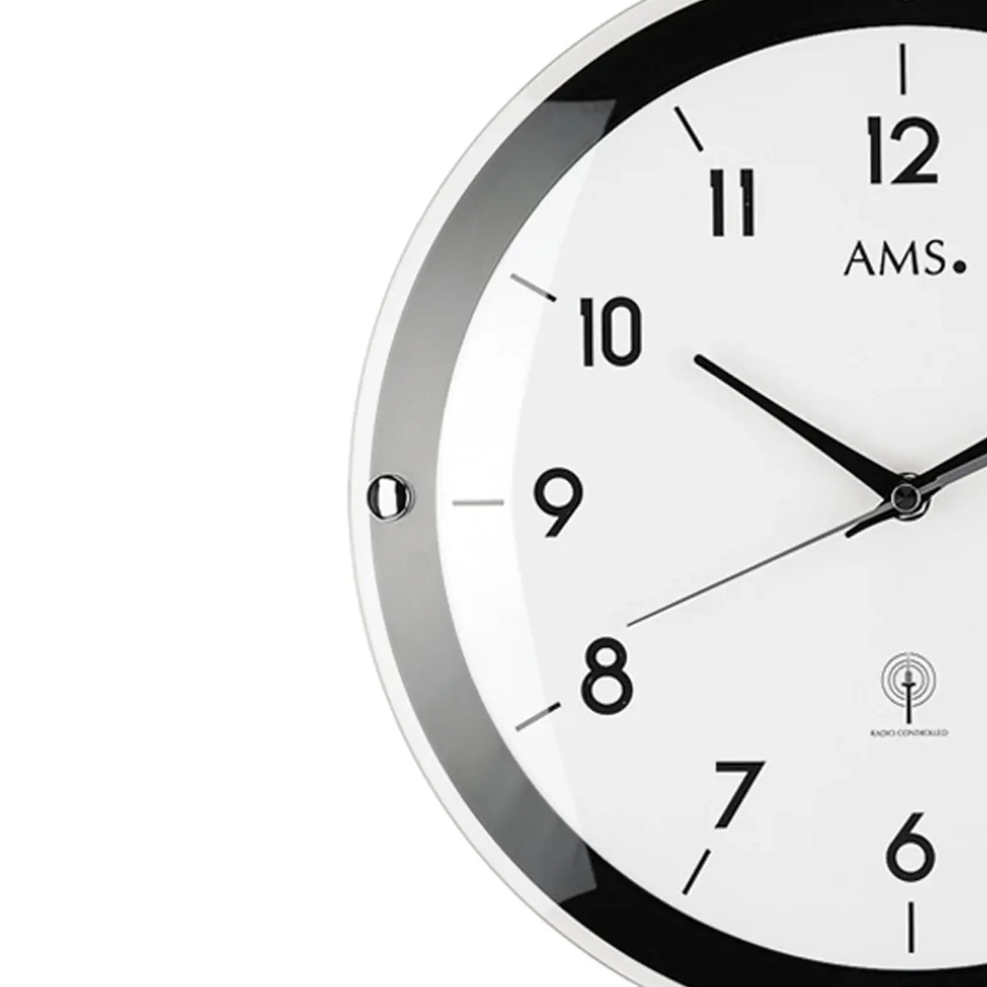 Wanduhr mit schwarzem Rahmen, weißem Zifferblatt, Zeigern und Funkuhr-Logo