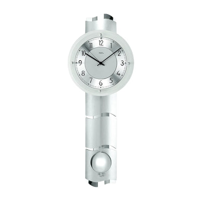 Silberne Funk-Pendelwanduhr mit rundem Zifferblatt und arabischen Ziffern
