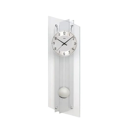 Wanduhr mit großem Ziffernblatt, silberner Frontplatte und rundem Pendelknopf