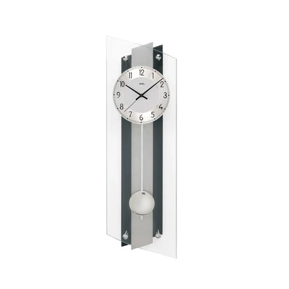 Wanduhr mit rundem Zifferblatt, schwarzen Akzenten und sichtbarer Pendelkugel
