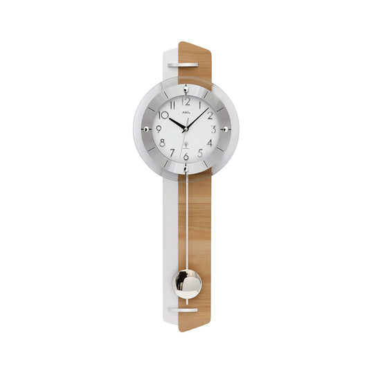 Wanduhr mit rundem silbernem Zifferblatt und hängendem Pendel, Holzgehäuse aus Kernbuche