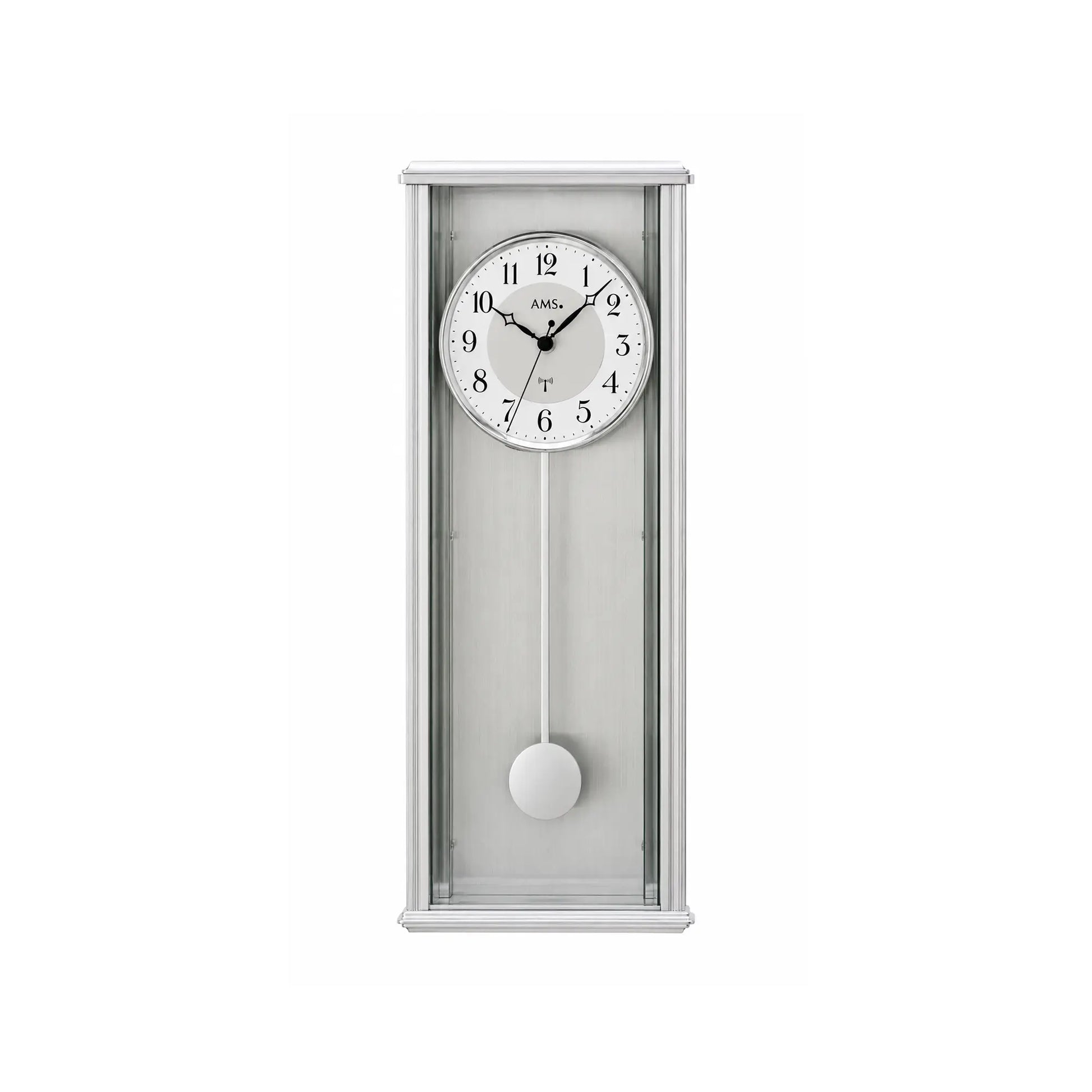 Wanduhr mit silbernem Gehäuse, rundem Ziffernblatt und hängendem Pendelgewicht