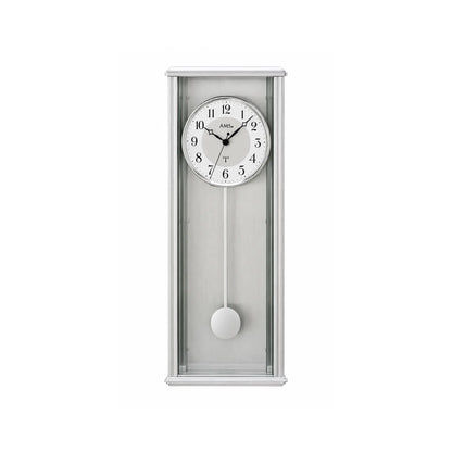 Wanduhr mit silbernem Gehäuse, rundem Ziffernblatt und hängendem Pendelgewicht