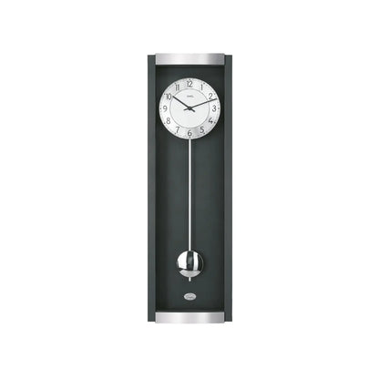 Schwarze Pendel-Wanduhr mit analogem Zifferblatt und langem Pendelarm