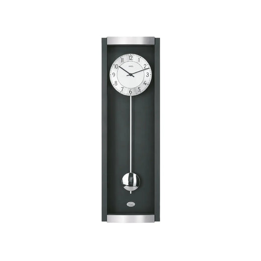 Schwarze Pendel-Wanduhr mit analogem Zifferblatt und langem Pendelarm