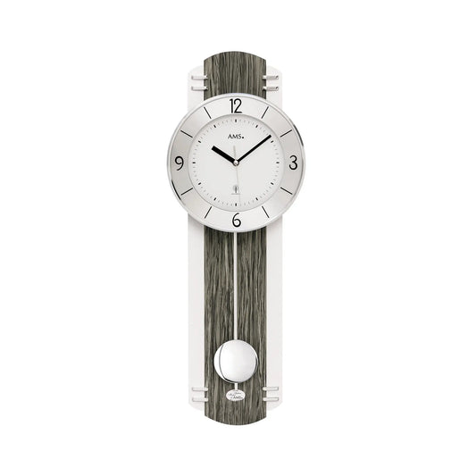 Wanduhr mit weißem Zifferblatt, schwarzen Zeigern und rundem Pendel