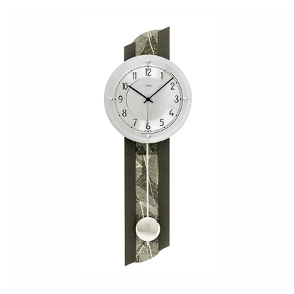 Wanduhr mit rundem Zifferblatt, schwarzen Zeigern und Pendelkugel an dunklem Rahmen