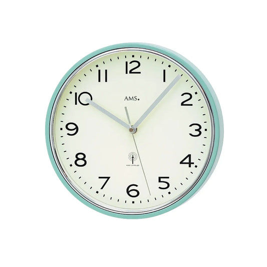 Wanduhr mit türkisfarbenem Rand, weißem Zifferblatt und schwarzen Stundenmarkierungen