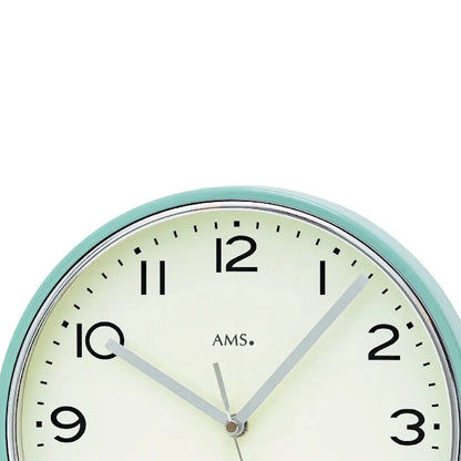 Wanduhr mit türkisfarbenem Rahmen, weißem Zifferblatt und schwarzen Zahlen