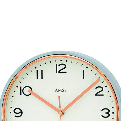 Wanduhr mit türkisfarbenem Rahmen und orangefarbenen Zeigern, Ziffern 12 und 2