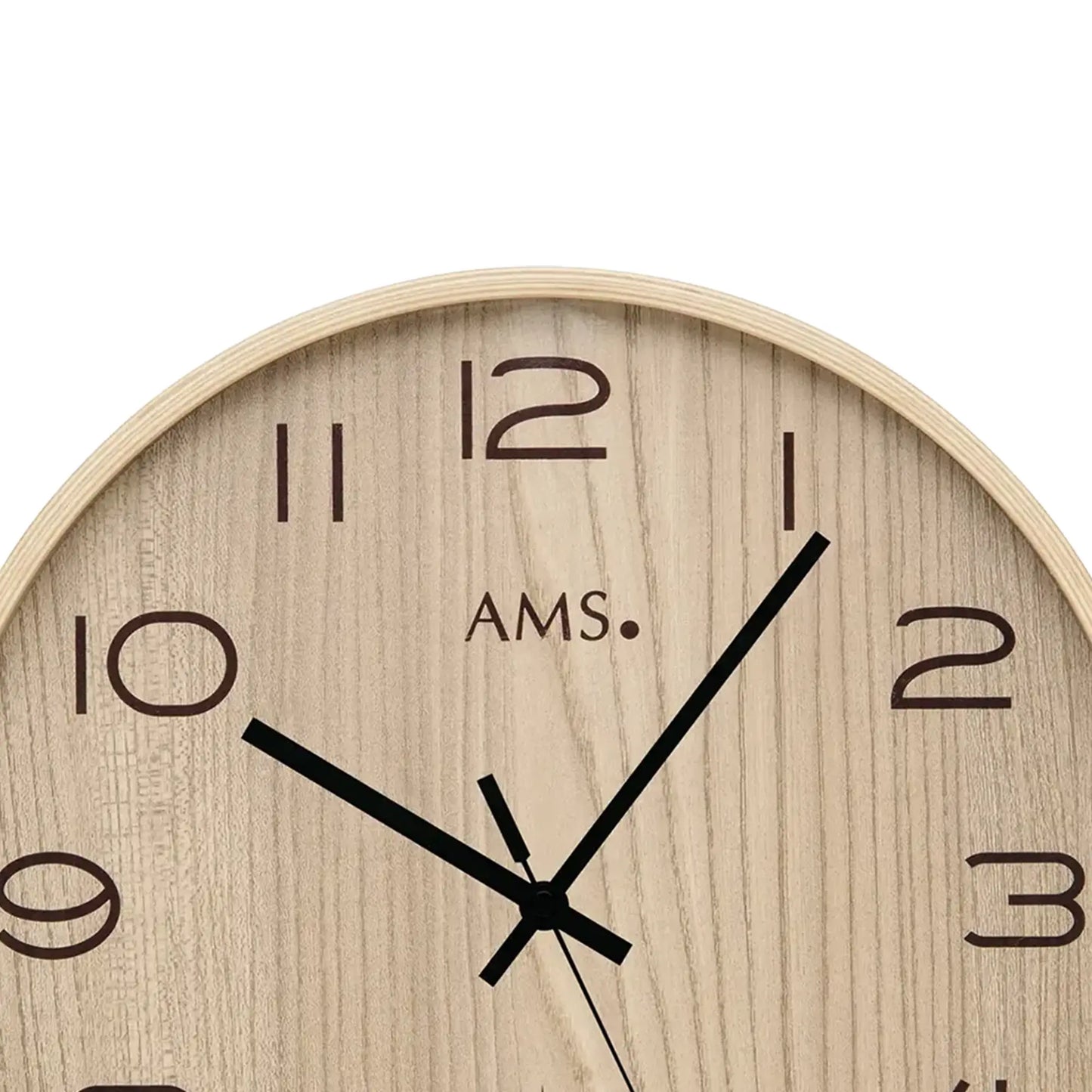 Wanduhr mit Holzgehäuse, schwarze Zeiger, braune Ziffern und AMS-Logo
