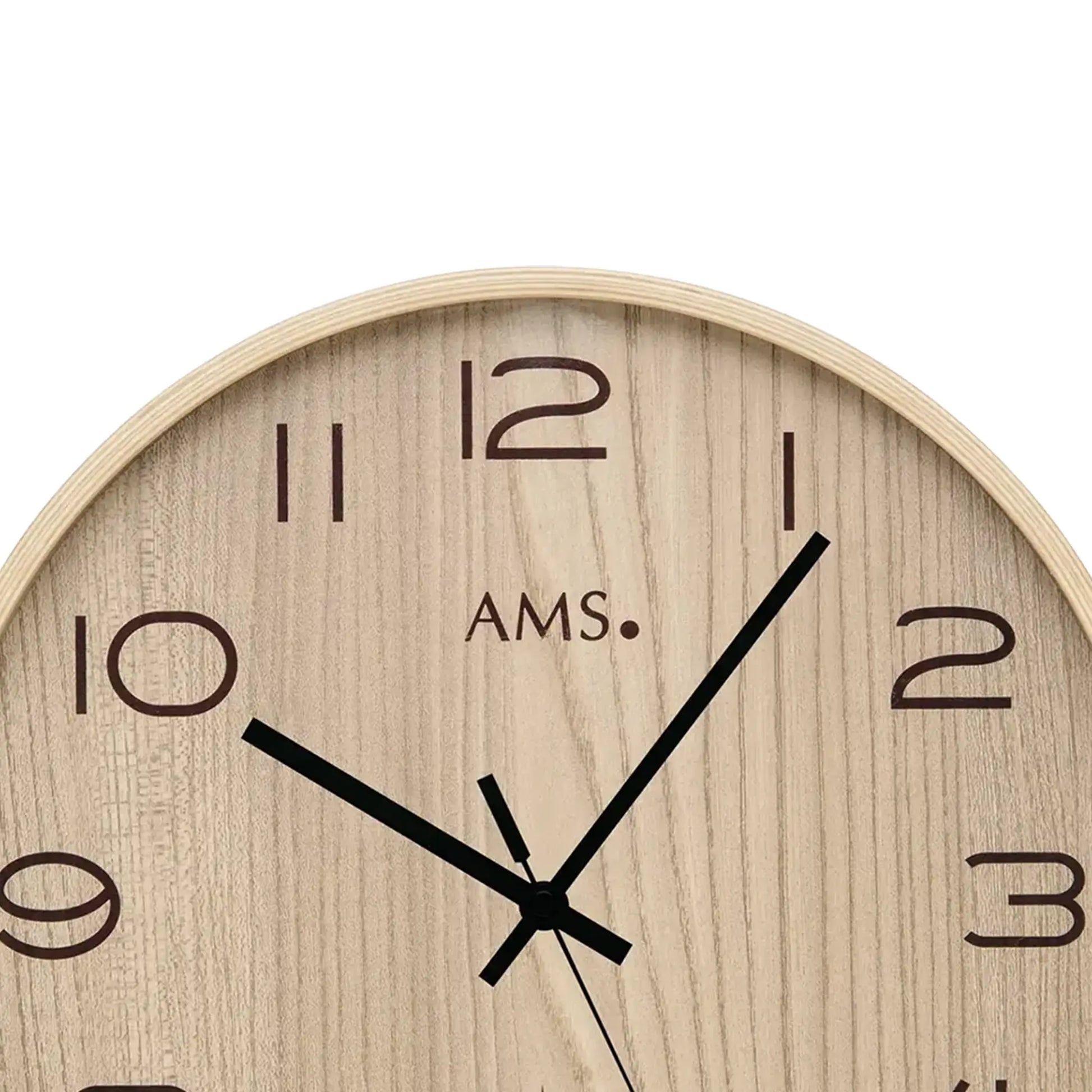 Wanduhr mit Holzgehäuse, schwarze Zeiger, braune Ziffern und AMS-Logo