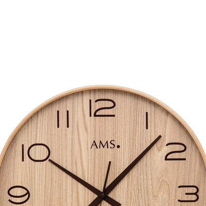 AMS-Wanduhr im Detail: Naturholz-Zifferblatt, schwarze Ziffern 10–3 und Zeigerkreuz.