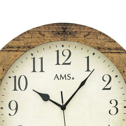 Wanduhr mit nussbaumfarbenem Holzrahmen und weißem Zifferblatt, schwarze Zeiger