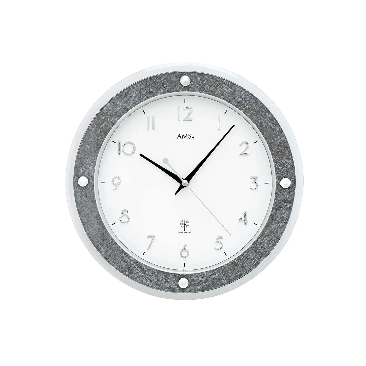 Runde Funk-Wanduhr: grauer Außenring, weißes Zifferblatt mit schwarzen Zeigern und Zahlen