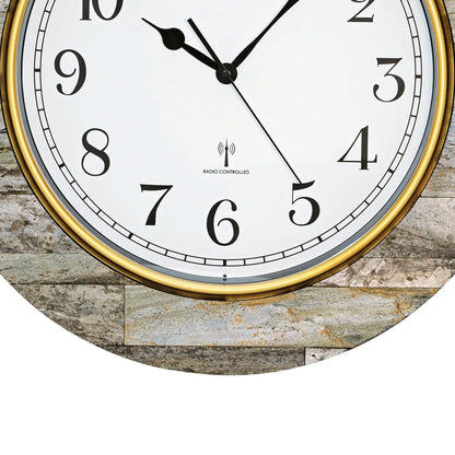 AMS Funk-Wanduhr: Nahansicht des runden Ziffernblatts mit Zeigern und Funk-Logo