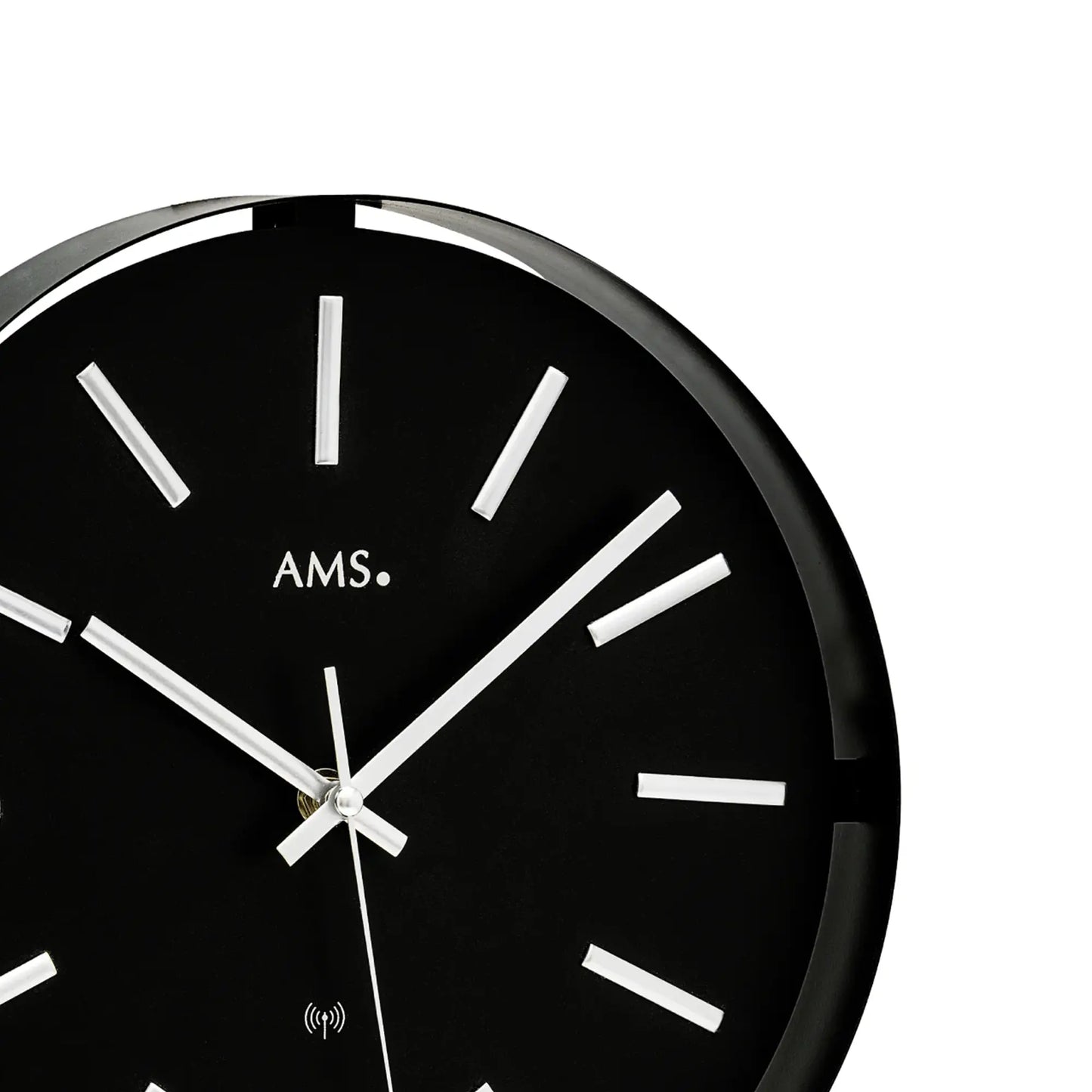 AMS Funk-Wanduhr mit schwarzem Zifferblatt, silbernen Strichindizes und Zeigern