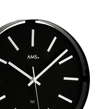 AMS Funk-Wanduhr mit schwarzem Zifferblatt, silbernen Strichindizes und Zeigern