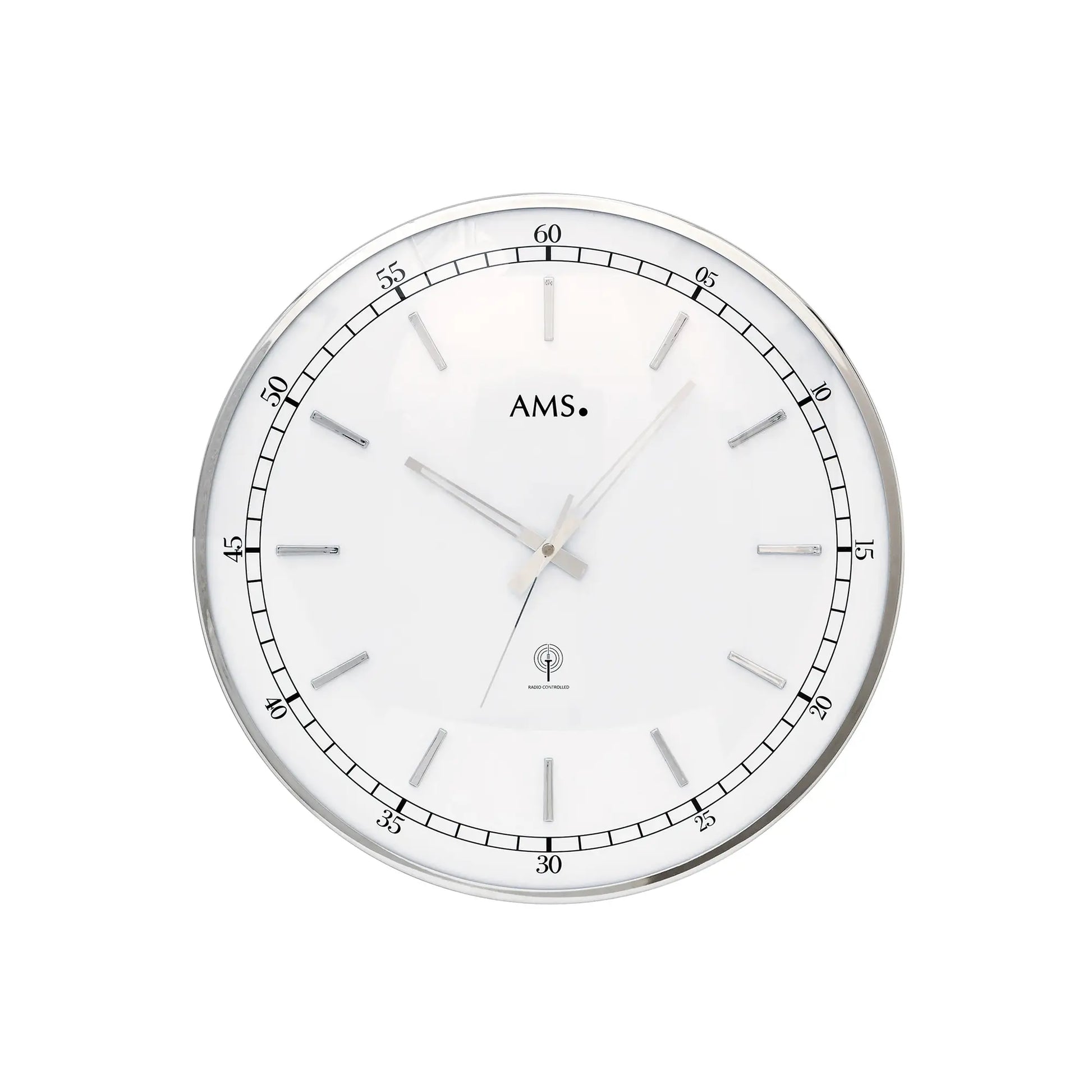 Runde Wanduhr mit silberfarbenem Gehäuse, weißem Zifferblatt und gebogenem Mineralglas