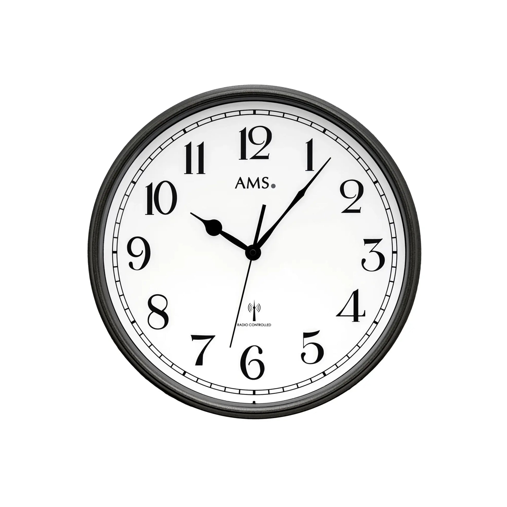 Runde AMS Funk-Wanduhr mit dunklem Rand, schwarzen Zeigern und Zahlen auf weißem Zifferblatt