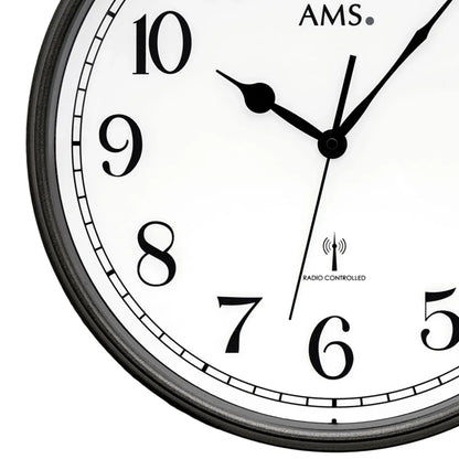 AMS Funk-Wanduhr mit dunklem Rahmen, schwarzem Zifferblatt und Funk-Symbol, Mineralglas