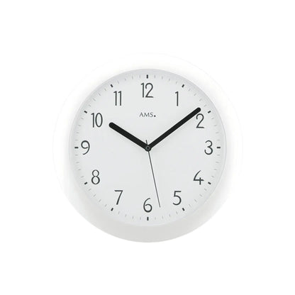 Weiße runde Wanduhr mit schwarzen Zeigern, Ziffernring und AMS-Schriftzug.