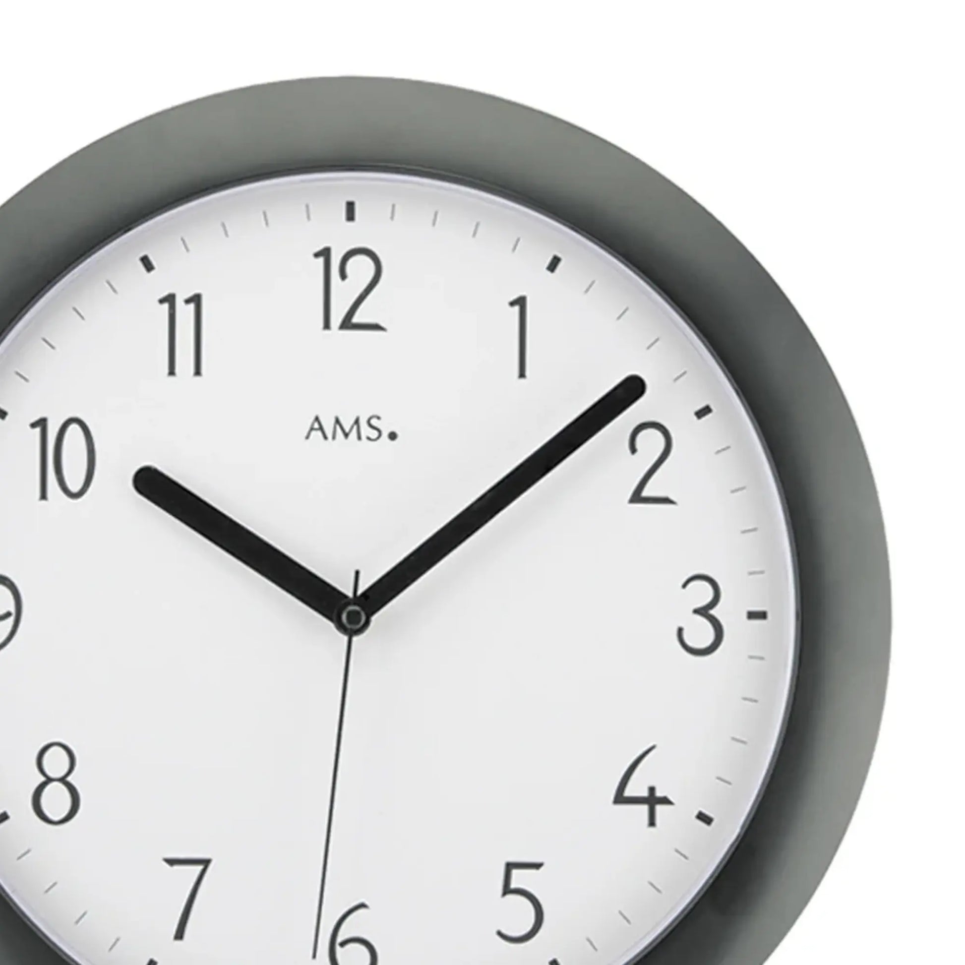 Nahaufnahme Funk-Wanduhr: schwarzes Gehäuse, weißes Ziffernblatt, schwarze Zeiger