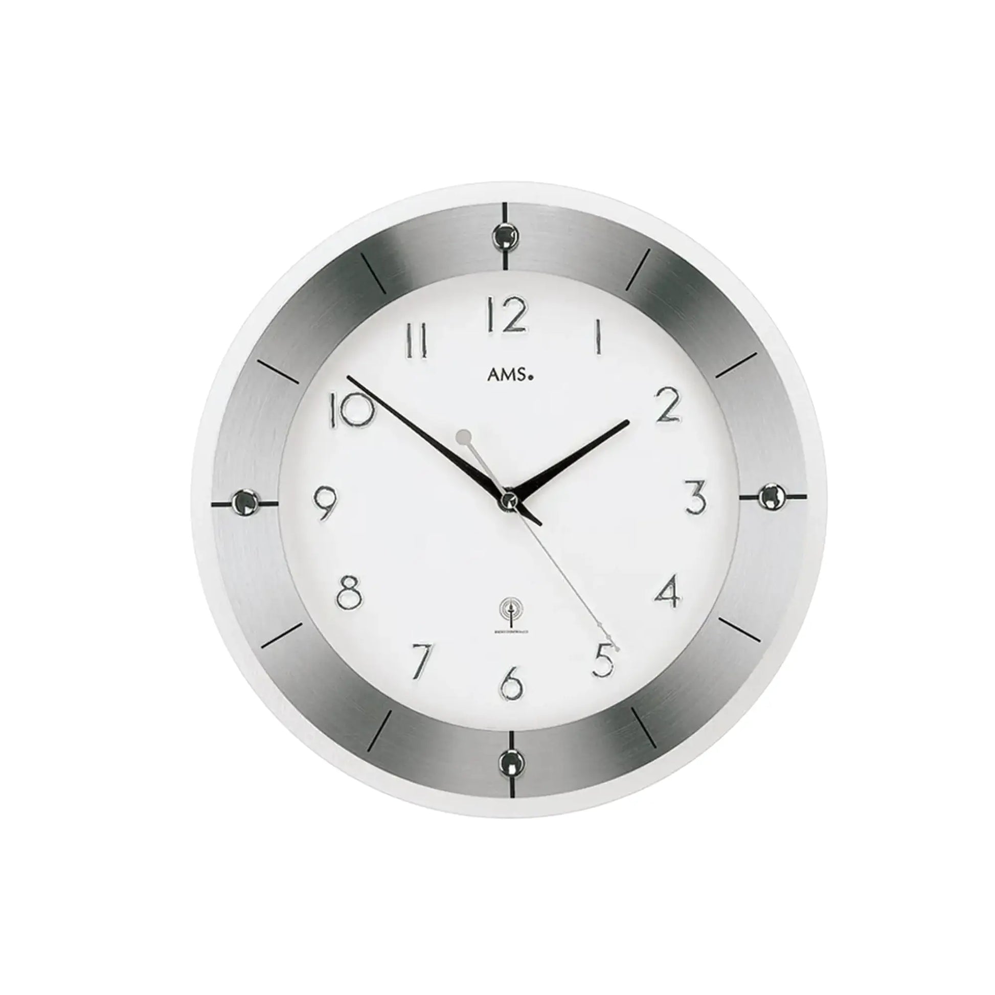 Wanduhr mit silbernem Rahmen und weißem Zifferblatt, schwarz markierten Stunden