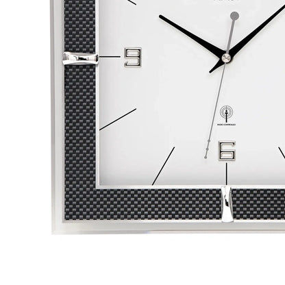 Funk-Wanduhr mit schwarzem Carbon-Rahmen, silbernen Stundenmarken und Zeigern