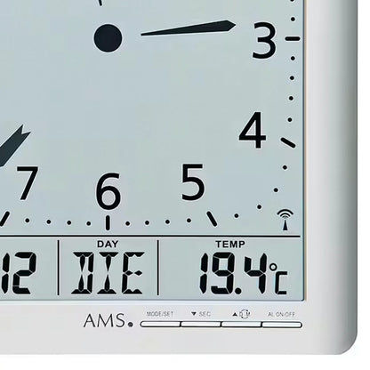 Silberne Funk-Wanduhr: digitale Anzeige für Datum, Tag und Temperatur