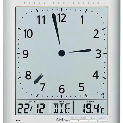 Silberne Funk-Wanduhr mit analogem Zifferblatt und digitaler Anzeige für Datum, Tag, Temp