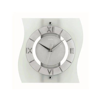 Silberne Funk-Wanduhr mit römischen Ziffern, Mineralglas und markantem Mittelkreuz.