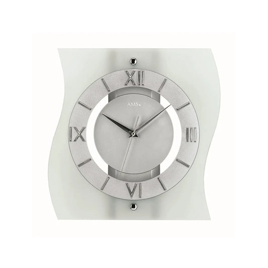 Silberne Funk-Wanduhr mit römischen Ziffern, Mineralglas und markantem Mittelkreuz.
