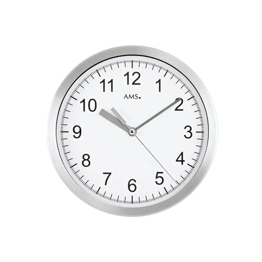 Wanduhr mit weißem Zifferblatt und Aluminiumgehäuse von AMS-Funkwerk, analoge Zeiger
