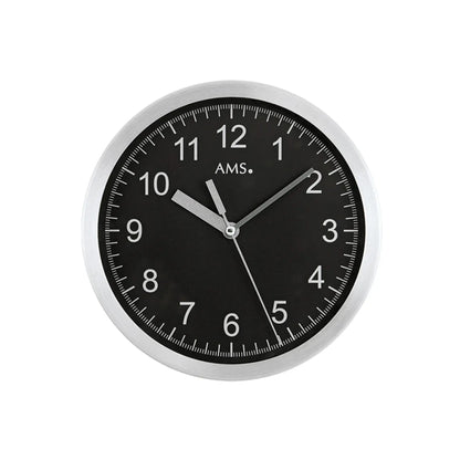 Wanduhr mit schwarzem Ziffernblatt und gebürstetem Aluminiumgehäuse, AMS-Logo