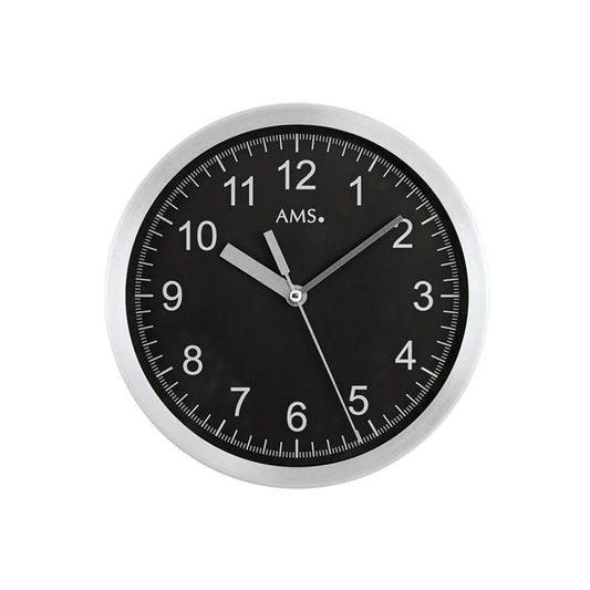 Wanduhr mit schwarzem Ziffernblatt und gebürstetem Aluminiumgehäuse, AMS-Logo