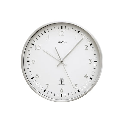 Runde Funk-Wanduhr mit weißem Zifferblatt, silbernem Rahmen und Mineralglas