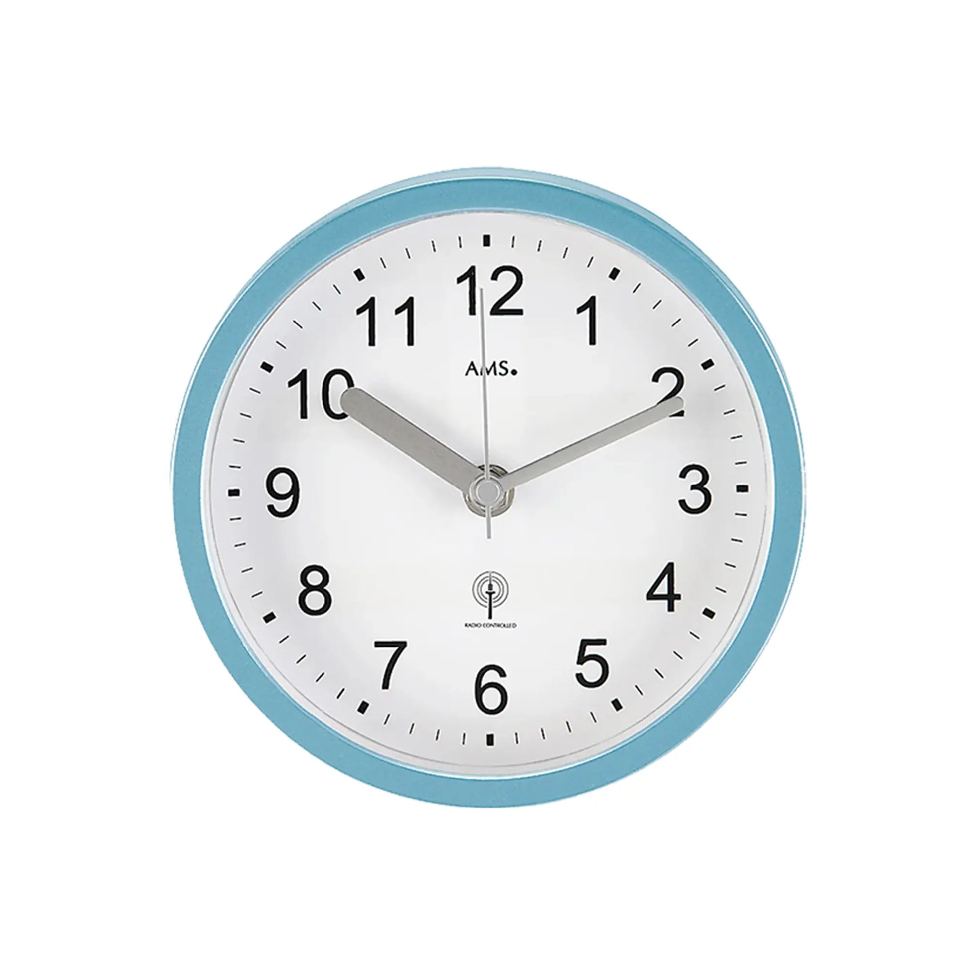 Analoge Badezimmer-Wanduhr: türkisfarbener Ring, weißes Ziffernblatt, AMS-Logo, Zeiger.