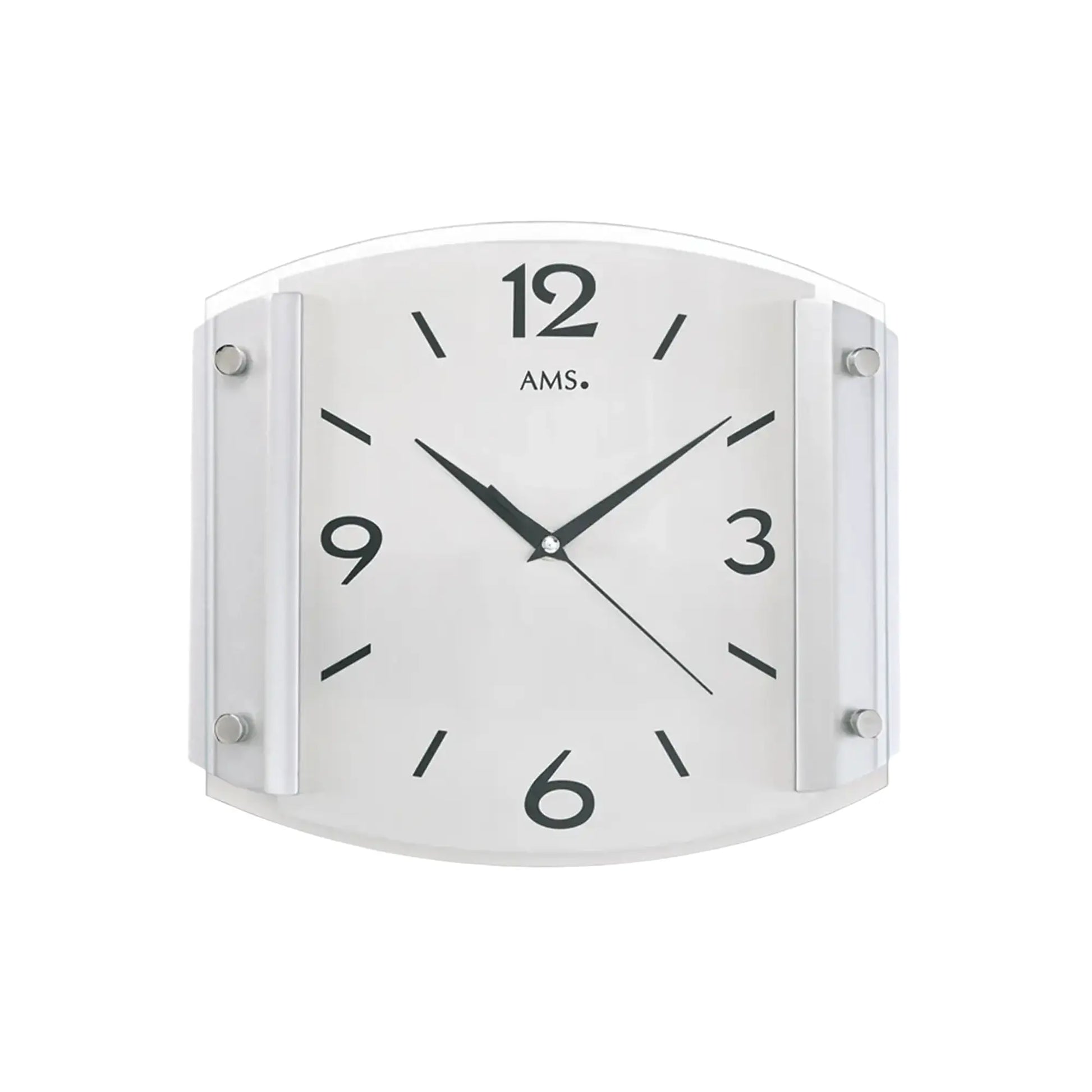 AMS Wanduhr mit rundem silbernem Rahmen, weißem Zifferblatt, schwarzen Zeigern und Mineralglas.