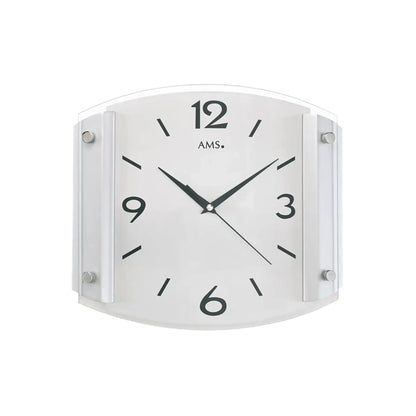 AMS Wanduhr mit rundem silbernem Rahmen, weißem Zifferblatt, schwarzen Zeigern und Mineralglas.